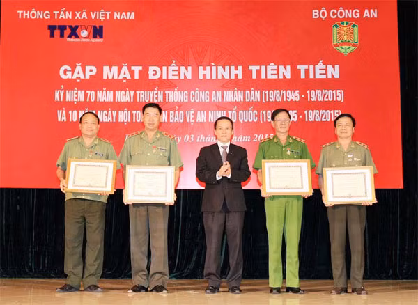 Lãnh đạo TTXVN trao tặng Kỷ niệm chương Vì sự nghiệp thông tấn cho các đồng chí lãnh đạo một số Tổng cục, cục trực thuộc Bộ. Lãnh đạo TTXVN trao tặng Kỷ niệm chương Vì sự nghiệp thông tấn cho các đồng chí lãnh đạo một số Tổng cục, cục trực thuộc Bộ.