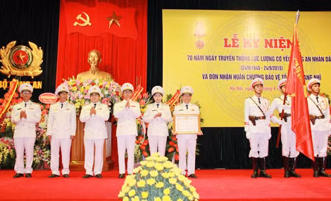 Thượng tướng Đặng Văn Hiếu, Uỷ viên Trung ương Đảng, Thứ trưởng Thường trực Bộ Công an trao Bằng Huân chương bảo vệ Tổ quốc hạng Nhì tặng Cục Cơ yếu.