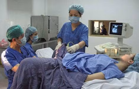 Bác sĩ Trung tâm Công nghệ Phôi, Học viện Quân y cấy phôi vào tử cung cho bệnh nhân.