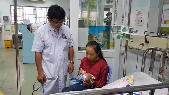 Lần đầu tiên phẫu thuật tim hở cho bé gái chỉ nặng 1,6kg