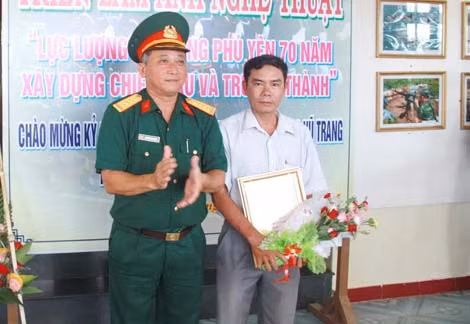 Đại tá Nguyễn Đình Triết trao bằng chứng nhận giải nhất thể loại văn xuôi cho tác giả Phan Thế Hữu Toàn.