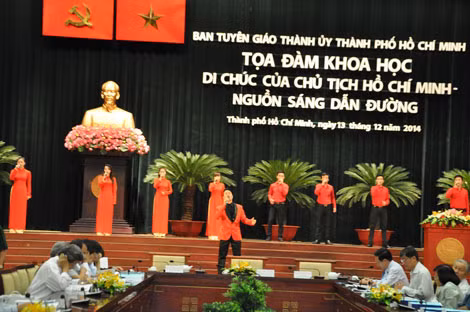 Các tiết mục văn nghệ góp phần tạo không khí vui tươi cho buổi tọa đàm.
