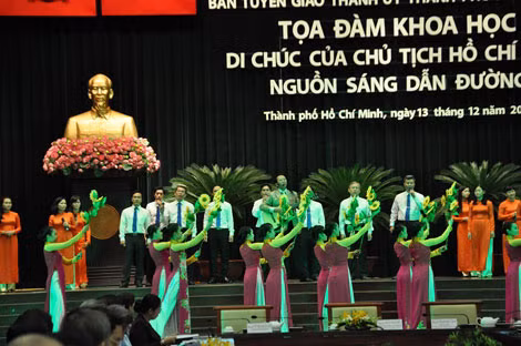 Nghệ sĩ Thế Hiển biểu diễn cùng các giọng ca của Thành ủy TP.HCM, nhóm múa Phương Việt .