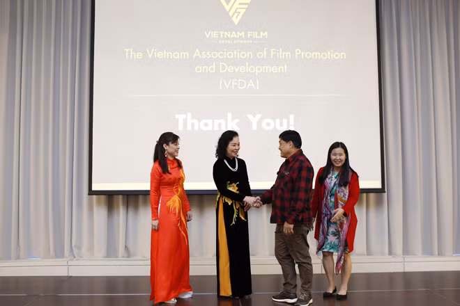 T.S Ngô Phương Lan và các đại biểu dự lễ ra mắt. T.S Ngô Phương Lan và các đại biểu dự lễ ra mắt.