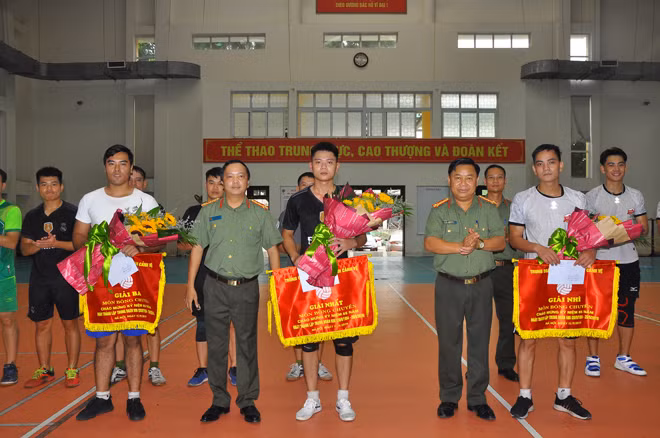 Đại tá Đặng Hồng Đức, Phó Tư lệnh BTL Cảnh vệ và Đại tá Đậu Văn Diễn thưởng cho các đơn vị đoạt giải môn bóng chuyền. Đại tá Đặng Hồng Đức, Phó Tư lệnh BTL Cảnh vệ và Đại tá Đậu Văn Diễn thưởng cho các đơn vị đoạt giải môn bóng chuyền.