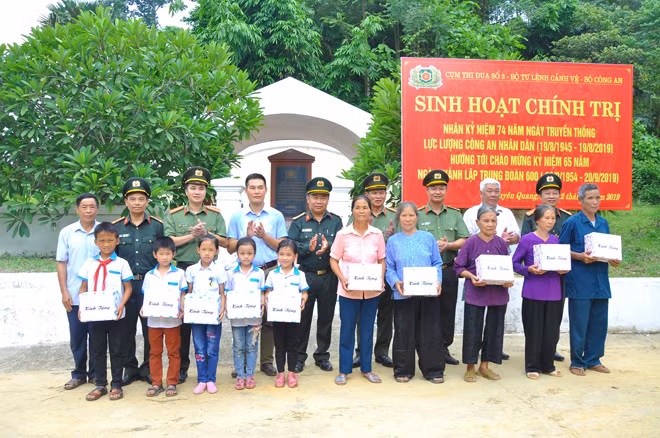 Chỉ huy các đơn vị trong Cụm thi đua số 3, BTL Cảnh vệ trao quà tặng các gia đình khó khăn và học sinh nghèo vượt khó xã Trung Sơn, huyện Yên Sơn, tỉnh Tuyên Quang (8/2019). Chỉ huy các đơn vị trong Cụm thi đua số 3, BTL Cảnh vệ trao quà tặng các gia đình khó khăn và học sinh nghèo vượt khó xã Trung Sơn, huyện Yên Sơn, tỉnh Tuyên Quang (8/2019).