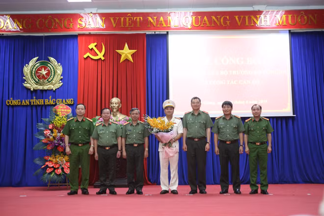 Lãnh đạo Cục Tổ chức cán bộ và Công an tỉnh Bắc Giang chúc mừng đồng chí Nguyễn Mạnh Hùng.