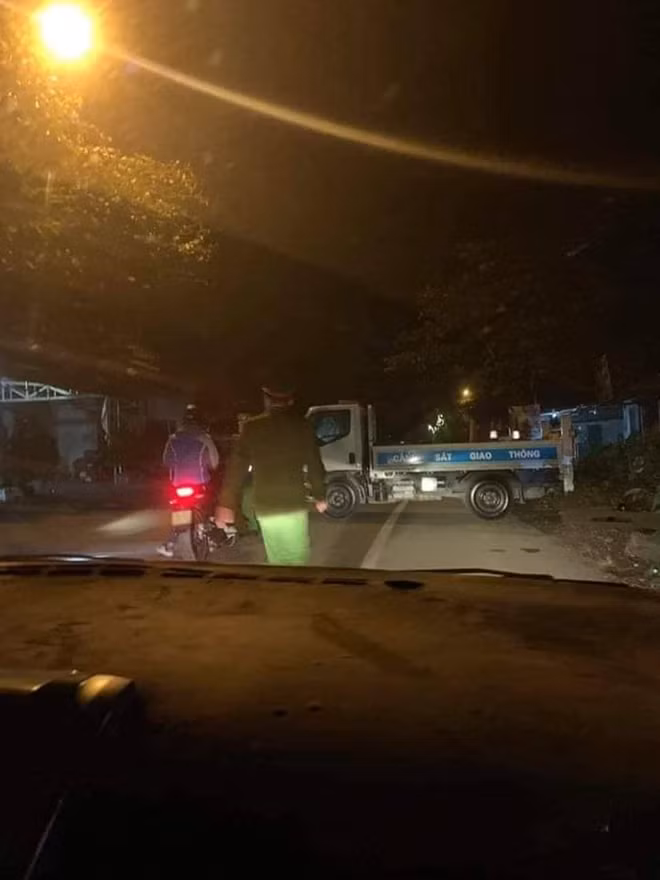 Công an phong tỏa, khám nghiệm hiện trường.