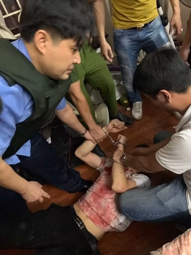 Thượng tá Lê Đức Hùng và đồng đội đã mưu trí khống chế đối tượng nguy hiểm.