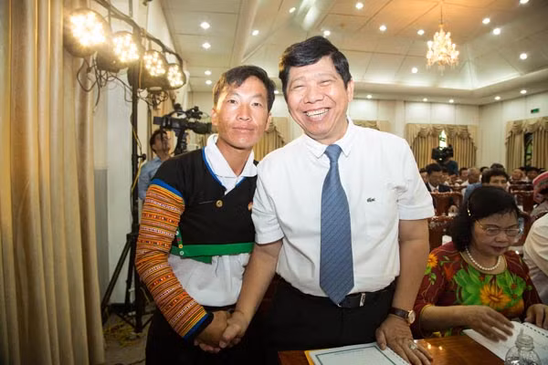 Thào A Bua xúc động gặp lại và cảm ơn nghĩa cử của ông Nguyễn Văn Hùng tại Hà Nội (tháng 6-2018)