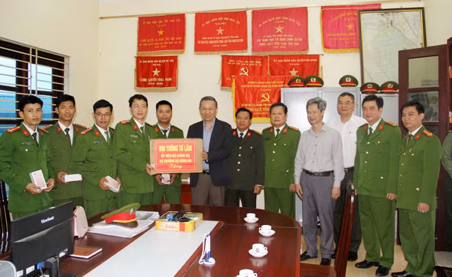 Bộ trưởng động viên và tặng quà cán bộ chiến sỹ Công an xã Nghĩa Trụ.
