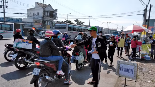 Nhóm bạn trẻ Biker phát nước suối miễn phí cho người đi đường. Nhóm bạn trẻ Biker phát nước suối miễn phí cho người đi đường.