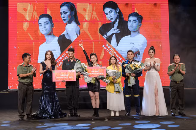 Trung tướng Mai Văn Hà, Cục trưởng Cục Truyền thông CAND; Đại tá Hoàng Xuân Quang, Phó Cục trưởng và NS Trương Ngọc Ánh trao giải Nhất cho đội Ngọc Thanh Tâm, Phương Oanh.