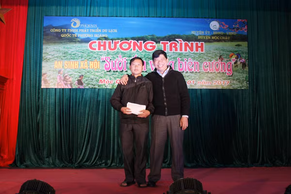 Ông Nguyễn Văn Hùng trao số tiền 150 triệu đồng cho bản Dân Quân để giúp bà con kéo điện về từng hộ dân.