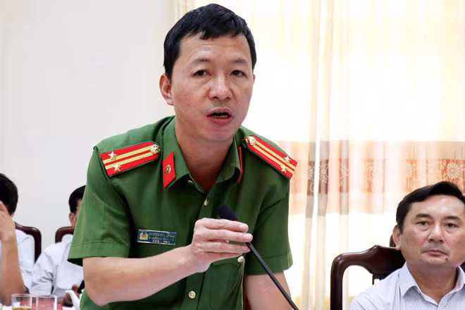 Trung tá Nguyễn Hữu Cường - Phó Trưởng Công an TP Vinh báo cáo kết quả điều tra vụ việc với Đoàn công tác của Ủy ban Tư pháp Quốc hội. Trung tá Nguyễn Hữu Cường - Phó Trưởng Công an TP Vinh báo cáo kết quả điều tra vụ việc với Đoàn công tác của Ủy ban Tư pháp Quốc hội.