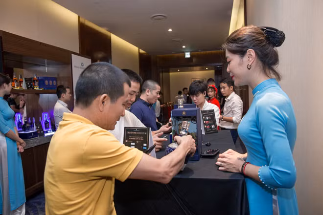 Với công nghệ tích hợp, chỉ cần một chiếc Smartphone, người tiêu dùng có thể kiểm tra nguồn gốc sản phẩm rượu, tránh mua mua phải rượu giả.