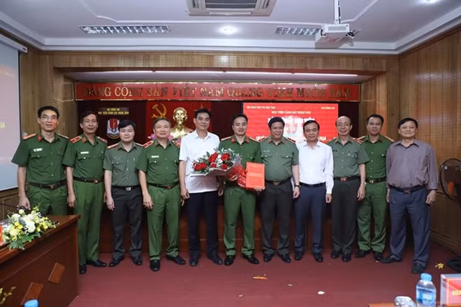 Luận án Tiến sỹ của Trung tá Mai Hoàng được Hội đồng khoa học đánh giá cao vì tính lý luận và thực tiễn. Trong ảnh: Hội đồng khoa học và lãnh đạo Công an tỉnh Sơn La chúc mừng Trung tá Mai Hoàng bảo vệ thành công xuất sắc luận án Tiến sỹ (tháng 7-2019)
