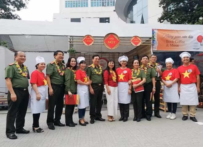 Ban giám khảo với Đội thi số 1 Báo CAND.