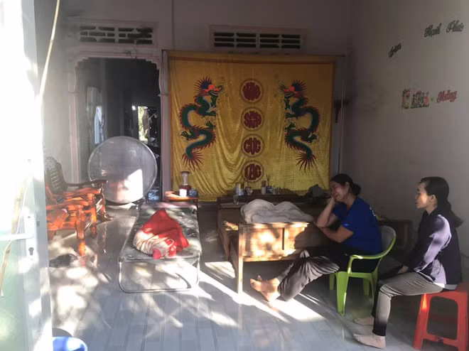 Thân nhân đau đớn trước cái chết của gia đình trẻ 4 người.