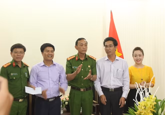 Đại diện Sở Du lịch TP Đà Nẵng cảm ơn và tặng và Công an TP
