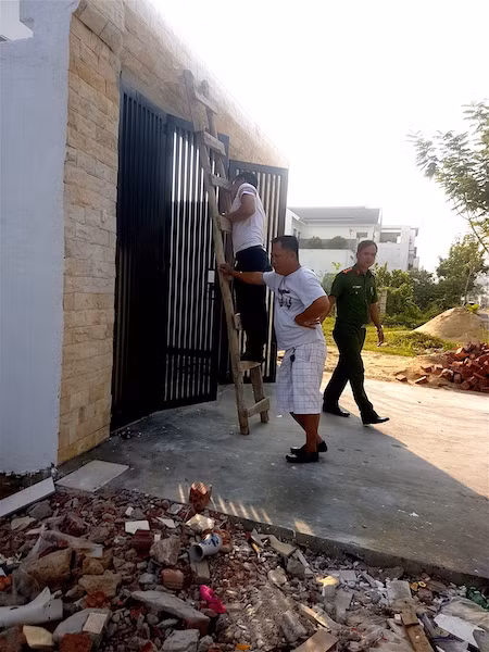 Lực lượng chức năng thu thập dấu vân tay hung thủ trên cổng nhà chị P