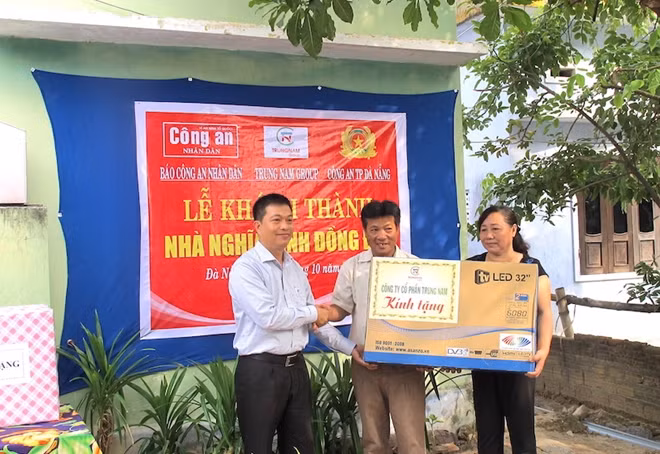 Đại diện Trung Nam Group tặng quà cho gia đình ông Xuân