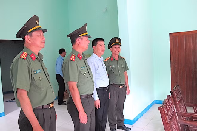 Các đại biểu tham quan nhà ông Xuân...
