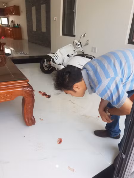 Ở phòng khách nhà chị P. có nhiều vết máu