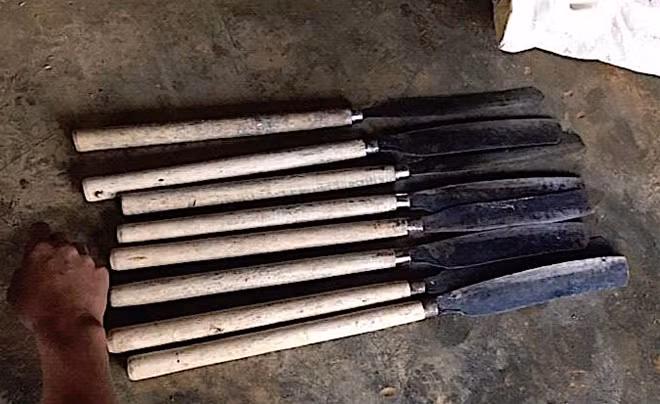 Một số dao rựa trong số các hung khí các đối tượng sử dụng để hù doạ con bạc và đòi nợ thuê