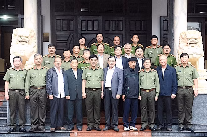 Các đại biểu tham dự buổi gặp mặt chụp ảnh lưu niệm