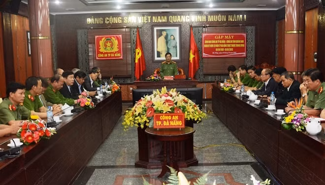 Đại tá Lê Văn Tam, Giám đốc Công an TP Đà Nẵng phát biểu tại buổi gặp mặt