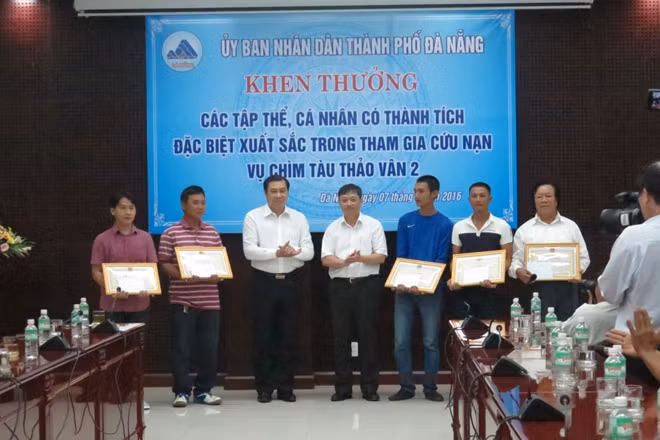 Các cá nhân được UBND TP Đà Nẵng khen thưởng.