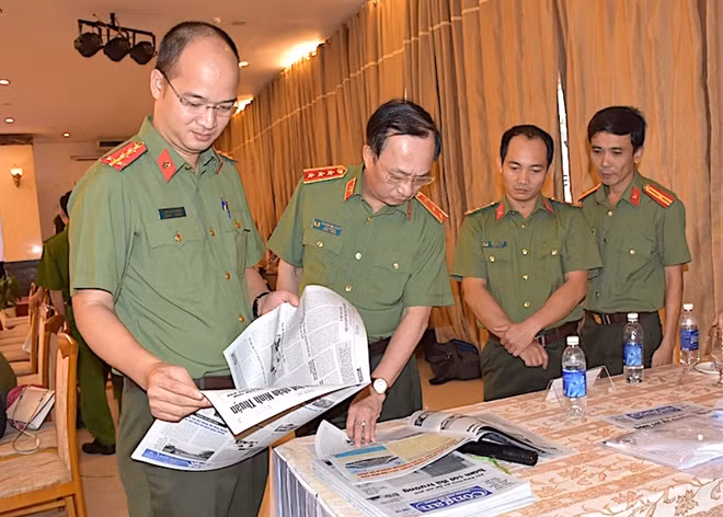 Thứ trưởng Nguyễn Văn Thành tham quan các ấn phẩm báo chí, xuất bản CAND tại Hội nghị