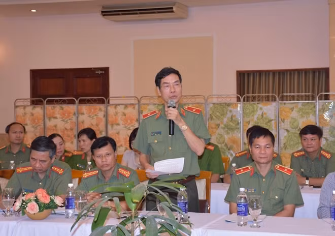 Thiếu tướng Phạm Văn Miên- Tổng Biên tập Báo CAND phát biểu tham luận tại Hội nghị