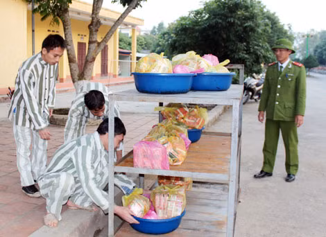 Cán bộ, phạm nhân Trại giam Thanh Cẩm chuẩn bị các suất hàng để giao vào từng buồng cho phạm nhân. Cán bộ, phạm nhân Trại giam Thanh Cẩm chuẩn bị các suất hàng để giao vào từng buồng cho phạm nhân.