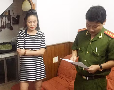 Cơ quan Công an đọc lệnh bắt giữ đối tượng Trần Thị Hương Giang.