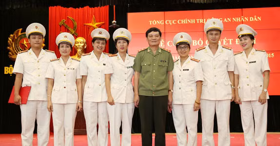 Trung tướng Trần Văn Nhuận, Phó Bí thư Đảng ủy, Phó Tổng cục trưởng Tổng cục Chính trị với các đồng chí công tác tại Báo Công an nhân dân được thăng cấp bậc hàm, nâng lương niên hạn 2015. (Ảnh: Hiếu Quỳnh)