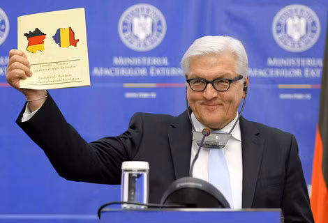 Bộ trưởng Ngoại giao Romania Bogdan Aurescu và tấm thiếp nhầm lẫn chết người.
