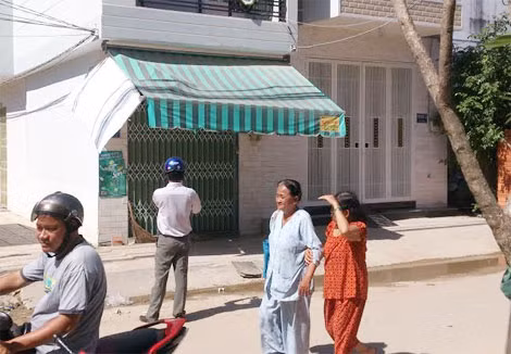 Căn nhà xảy ra vụ án mạng và người thân chị Hoa đang tiến hành tổ chức tang lễ cho chị.