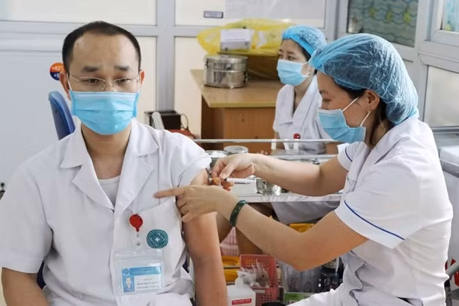 Tiêm vaccine phòng COVID-19 cho nhân viên y tế.