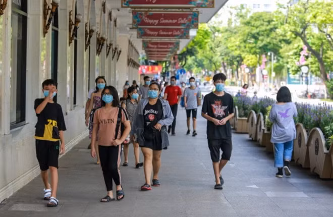 UBND TP Hà Nội yêu cầu thực hiện nghiêm việc đeo khẩu trang khi ra ngoài, không tập trung đông người.