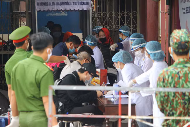Theo lãnh đạo TP Hà Nội: "Một người cố tình khai đi về từ Hải Dương sẽ kéo theo 3,4 người trong nhà đi xét nghiệm thì kinh phí TP không đảm bảo được". Theo lãnh đạo TP Hà Nội: "Một người cố tình khai đi về từ Hải Dương sẽ kéo theo 3,4 người trong nhà đi xét nghiệm thì kinh phí TP không đảm bảo được".