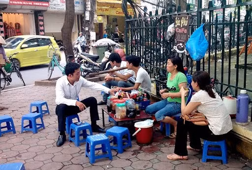 Nhiều dịch vụ không thiết yếu như trà đá vỉa hè vẫn chưa được phép hoạt động trở lại.