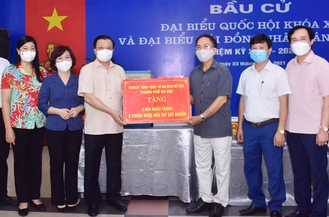 Thành uỷ Hà Nội đã trao tặng các địa phương, đơn vị tổng cộng 12.000 khẩu trang, 12 thùng dung dịch khử khuẩn và một số mũ chắn giọt bắn, găng tay y tế. Ảnh: Viết Thành.