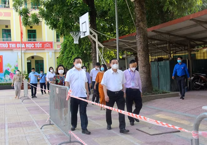Chủ tịch UBND TP Hà Nội đi kiểm tra thi tốt nghiệp THPT sáng ngày 7/7.