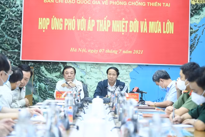 Phó Thủ tướng Lê Văn Thành (bên phải) và Bộ trưởng Bộ NN&PTNT chủ trì cuộc họp khẩn trương ứng phó với ANTĐ chiều ngày 7-7.