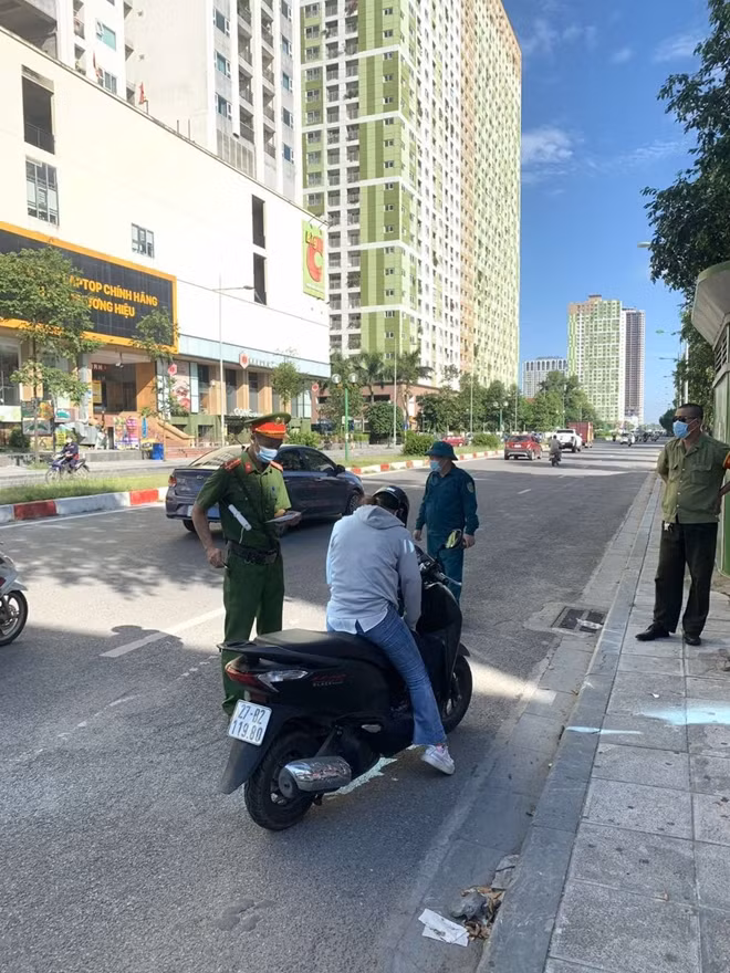 Hà Nội xử phạt hơn 3 tỷ đồng các trường hợp vi phạm trong 4 ngày đầu giãn cách xã hội.