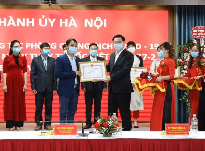 Bí thư Thành ủy Vương Đình Huệ trao bằng khen tặng y bác sĩ của ngành y tế Thủ đô.