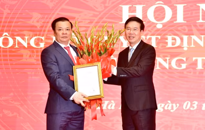 Thường trực Ban Bí thư Võ Văn Thưởng trao quyết định, tặng hoa chúc mừng Bí thư Thành ủy Hà Nội Đinh Tiến Dũng.