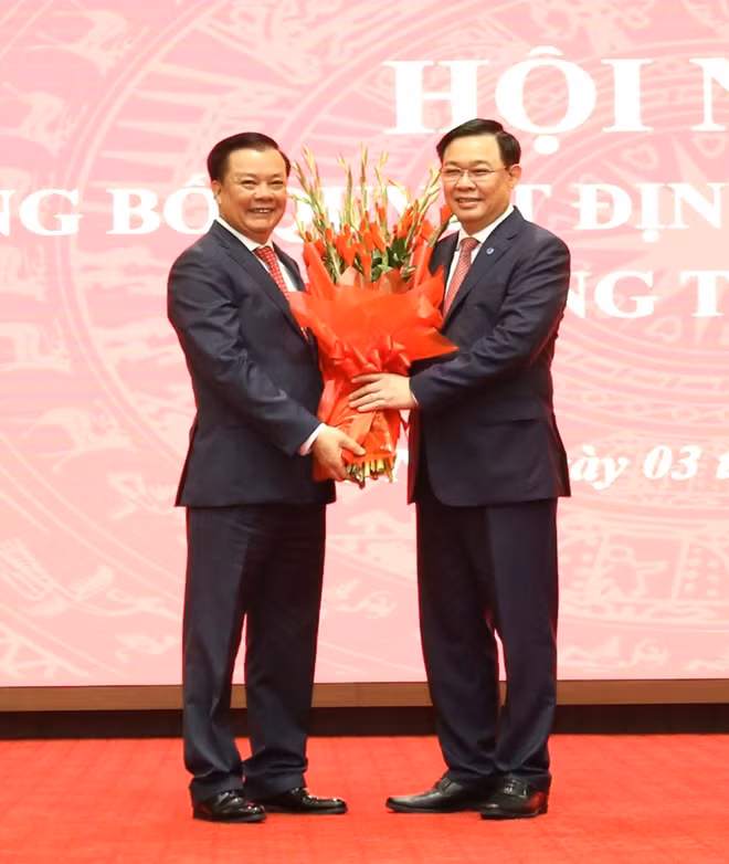Chủ tịch Quốc hội Vương Đình Huệ tặng hoa chúc mừng tân Bí thư Thành ủy Hà Nội Đinh Tiến Dũng.